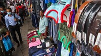 Seorang pedagang menunggu pelanggan di sebuah pasar di Kolombo, Sri Lanka, Selasa (20/9/2022) waktu setempat. Dilaporkan BBC, Jumat (23/9/2022), inflasi tahunan Sri Lanka melompat ke lebih dari 70% pada Agustus. Hal ini mereka alami saat sedang berperang melawan krisis ekonomi terburuk dalam 70 tahun terakhir. 