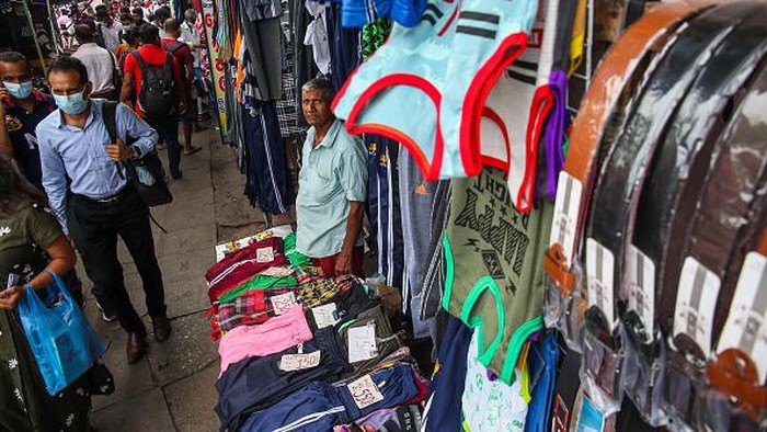 Kondisi Sri Lanka Saat Inflasi Melonjak Gila-gilaan A vendor waits for customers at a market in Colombo on September 20, 2022. (Photo by Pradeep Dambarage/NurPhoto via Getty Images)