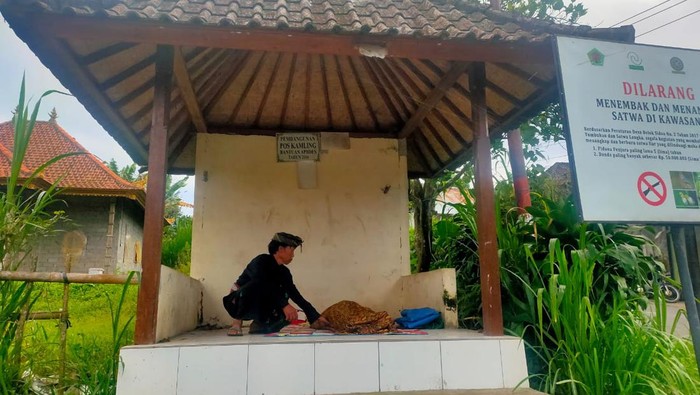 Lansia.di Banjar Jempanang, Desa Belok/Sidan, Kecamatan Petang, Kabupaten Badung ditemukan tewas gantung diri di pos kamling. (Dok. Polres Badung)