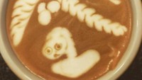  Menganggap kopi sebagai buku gambar, netizen ini buat lukisan kocak di atas latte yang hangat. Ada pohon kelapa dan sosok orang yang sedang termenung bikin yang melihat tertawa ngakak. Foto: Lets Eat Cake