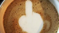 Gagal membuat lekukan yang sempurna pada latte art berbentuk tulip, hasil kopi netizen ini tampak kocak. Bukannya meliuk-liuk dengan indah, bunga tulip buatannya justru lurus seperti jari tengah. Foto: Lets Eat Cake