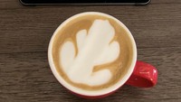 Tidak ingin bentuk latte art seperti biasa, netizen ini mencoba sesuatu yang baru. Hasilnya ia malah menggambarkan kaktus yang gendut pada segelas kopinya. Foto: Lets Eat Cake
