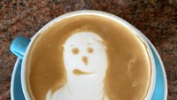 Menuang foam susu yang kurang presisi membuat latte art ini gagal sempurna. Tak kehabisan akal, baristanya menuangkan kekecewaan melalui latte art berbentuk hantu yang sedang marah. Foto: Lets Eat Cake