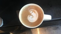 Berniat ingin menyajikan latte art yang keren, sepertinya barista ini gagal membuat lekukan yang sempurna. Agar tak tampak rusak, ia jsutru membuat lukisan latte artnya menjadi hantu. Foto: Lets Eat Cake