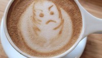 Gagal dibuat menjadi tulip yang indah, secangkir latte art ini tampak kecewa. Baristanya justru menyulap gambarnya menjadi latte art yang sedang marah. Foto: Lets Eat Cake