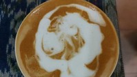 Belajar latte art secara otodidak, netizen ini pamerkan hasil karyanya yang unik. Bukan seperti bunga atau hati, hasil latte artnya jsutru lebih mirip laba-laba. Foto: Lets Eat Cake