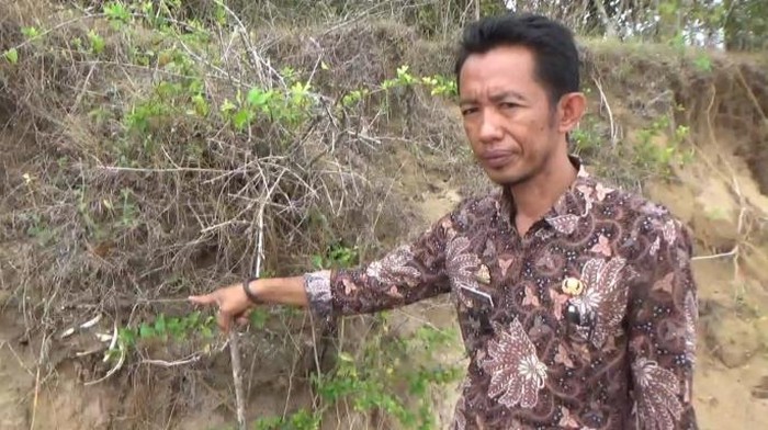 Makam di Takalar rusak akibat abrasi.