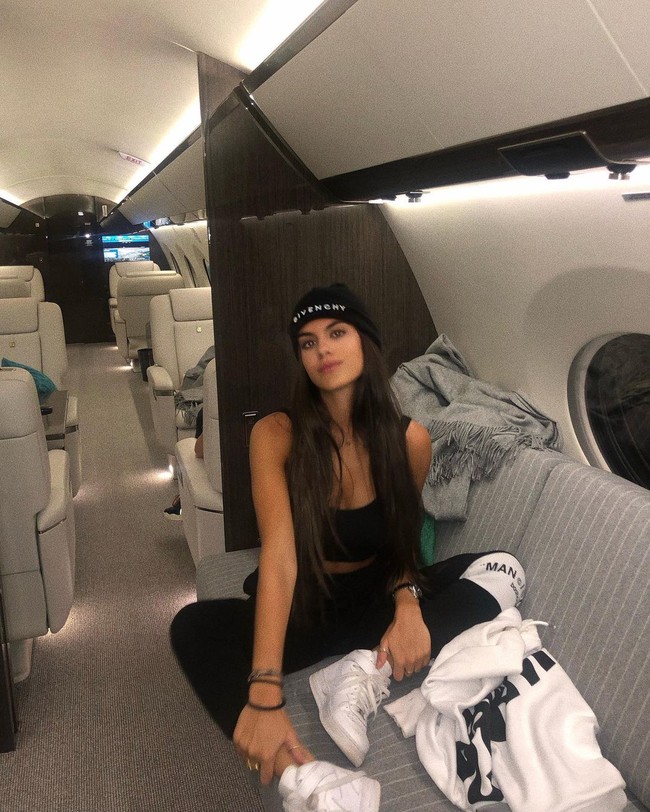 Wanita itu juga tak jarang memamerkan gaya hidup mewahnya ketika bepergian dengan pesawat pribadi atau liburan di destinasi elite.Foto: Instagram @maria.guardiola