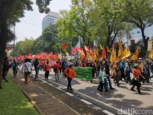 50 Ribu Buruh Kepung Istana Hari Ini!