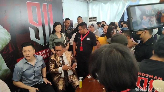Masyarakat kian mendekati Hotman Paris saat melakukan pengaduan di Basuki Rahmat, Surabaya. Sabtu (24/9/2022).
