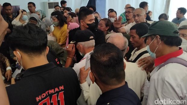 Masyarakat kian mendekati Hotman Paris saat melakukan pengaduan di Basuki Rahmat, Surabaya. Sabtu (24/9/2022).