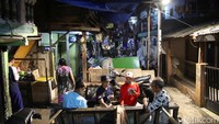Pemukiman padat itu juga berdampak dengan tingkat pendidikan yang rendah dan meningkatnya jumlah pengangguran disana. Sehingga membuat psikologis warga disana cepat sekali marah dan menyebabkan seringnya tawuran.