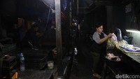 Bahkan banyak warga disana yang sekolahnya tidak selesai seperti hanya tamatan SD bahkan untuk tamatan SMA saja masih sedikit. Dan dampaknya sangat sulit bagi mereka untuk diterima bekerja di pemerintahan.