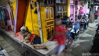 Salah satu cara untuk mengurangi permasalahan sosial dan kepadatan pendududuk di Kecamatan Johar Baru itu adalah dibangunnya hunian vertikal seperti kampung susu, rumah susun atau kampung deret vertikal. Tetapi masih banyak warga disana yang menolak pembangunan itu karena dinilai dapat menganggu usaha mereka.