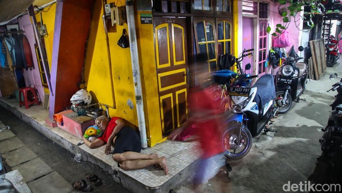 Sejumlah warga  beraktivitas di kawasan pemukiman padat Kampung Rawa, Johar Baru, Jakarta Pusat, Jumat (23/09/2022). Menurut Penelitian Made Suryantha Prabowo yang berjudul Mitigasi Spasial Bencana Sosial Di Pemukiman menyebutkan Kecamatan Johar Baru memiliki tingkat kepadatan penduduk hingga 60.043 jiwa perkilometer persegi dan berdasarkan data Badan Pusat Statistik 2021 menyebutkan kepadatan penduduk di kecamatan itu meningkat hingga 60.788 jiwa per kilo meter persegi sehingga kawasan tersebut masuk dalam salah satu kawasan terpadat se Asia tenggara.