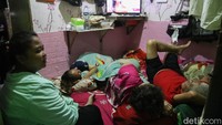 Pantauan di lapangan, masih ada beberapa rumah yang ukurannya sangat kecil seperti 3x3 layaknya kamar kosan. Dan tempat itu dihuni oleh 4 orang bahkan lebih.  