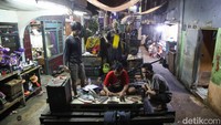 Hal itu berdampak dengan jadwal tidur yang bergantian karena kondisinya yang tidak muat menampung. Bahkan saking penuhnya, ada warga yang tidur diatas kali (saluran pembuangan) yang didesain seperti balai istirahat.  
