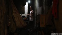 Hal itu berdampak dengan jadwal tidur yang bergantian karena kondisinya yang tidak muat menampung. Bahkan saking penuhnya, ada warga yang tidur diatas kali (saluran pembuangan) yang didesain seperti balai istirahat.  