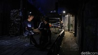 Karena Kecamatan Johar Baru yang memiliki 4 kelurahan ini letaknya srategis yang berada di pusat kota Jakarta. Sehingga hal tersebut membuat para perantau untuk mencari nafkah di pemukiman itu.  