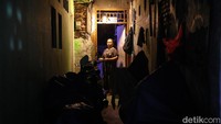 Di sisi lain, warga yang tinggal di pemukiman itu harus lebih berakrobat merespon ruang yang padat untuk tetap berusaha mencari rasa aman dan nyaman.