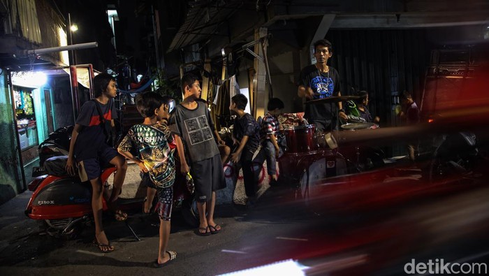 Melihat Lagi Kehidupan Pemukiman Terpadat Asia Tenggara Sejumlah warga beraktivitas di kawasan pemukiman padat Kampung Rawa, Johar Baru, Jakarta Pusat, Jumat (23/09/2022). Menurut Penelitian Made Suryantha Prabowo yang berjudul Mitigasi Spasial Bencana Sosial Di Pemukiman menyebutkan Kecamatan Johar Baru memiliki tingkat kepadatan penduduk hingga 60.043 jiwa perkilometer persegi dan berdasarkan data Badan Pusat Statistik 2021 menyebutkan kepadatan penduduk di kecamatan itu meningkat hingga 60.788 jiwa per kilo meter persegi sehingga kawasan tersebut masuk dalam salah satu kawasan terpadat se Asia tenggara.