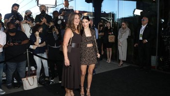 Kedatanagan mereka pun direkam ramai-ramai oleh media hiburan yang datang. Foto: Getty Images