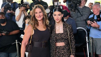 Melinda Gates dan putri bungsunya dari pernikahan dengan Bill Gates, yaitu Phoebe, baru-baru ini mendatangi event peragaan busana bergengsi Michael Kors di kota New York. Foto: Getty Images