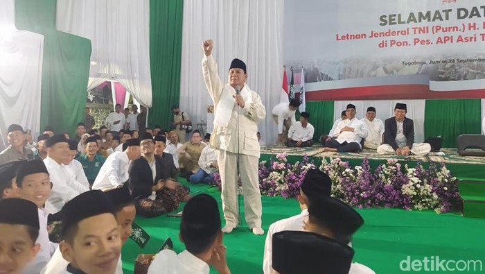 Menhan Prabowo Subianto saat memberikan motivasi kepada para santri Ponpes API Asri Tegalrejo, Kabupaten Magelang, Jumat (23/9/2022).