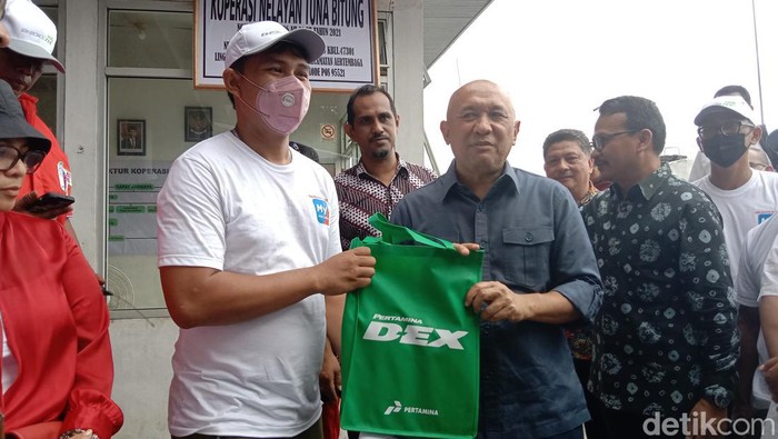 Menkop UMKM Teten Masduki melakukan kunjungan kerja di Kota Bitung, Sulut untuk melihat program solar koperasi sebagai solusi untuk nelayan. Teten mengatakan Bitung masuk salah satu daerah prioritas program tersebut.