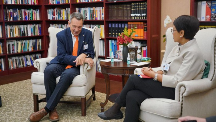 Menlu Retno bersana Presiden Palang Merah Internasional (International Committee of the Red Cross/ICRC). Peter Maurer