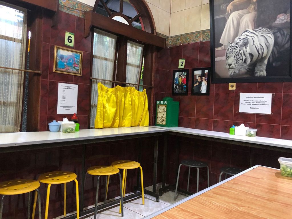 Meski 'Nyempil' di Gang, 10 Kuliner Hidden Gem di Bandung Ini Jadi Incaran