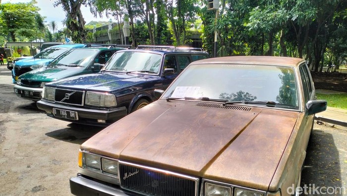 Mobil klasik mejeng di Gedung Sate, Bandung.