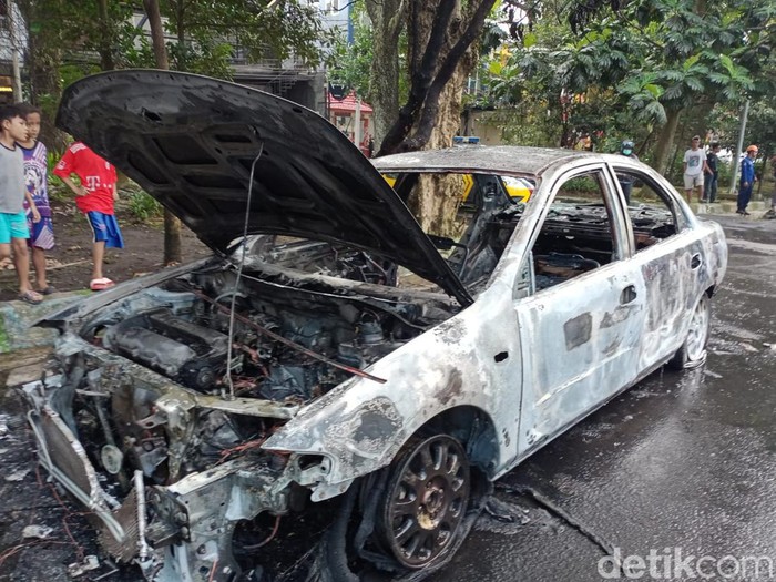 Mobil terbakar di Kota Malang