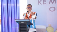Ketum PAN ini menuturkan Kemendag menggandeng ID FOOD serta melibatkan PT Mahesi Agri Karya dan PT Priscolin sebagai penyedia Minyakita. Adapun pengiriman ini dilakukan melalui Trayek 10 dengan menggunakan KM Logistik Nusantara 5 sebanyak 36 kontainer atau 607 ton atau setara sekitar 674.400 liter dengan PT Pelni (Persero) sebagai operator.