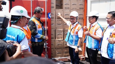 Momen 36 Kontainer Minyakita Dikirim ke Indonesia Timur