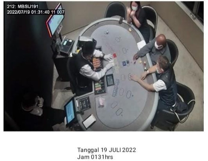 Koordinator Masyarakat Anti-Korupsi Indonesia (MAKI) Boyamin Saiman bocorkan lokasi tempat Gubernur Papua Lukas Enembe kerap bermain Kasino. Boyamin membagikan momen tersebut kepada tim detikcom.