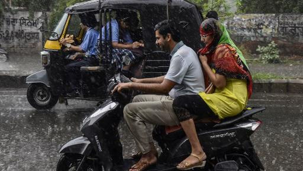 36 Orang Tewas di India Akibat Hujan Deras-Tersambar Petir