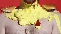 Ada mustard, saus tomat, beef burger, irisan acar, dan nugget yang melapisi karya seni James ini. Rambut dibuat dari potongan kentang goreng yang gurih. Foto: James Ostrer