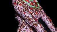 Meski terbuat dari warna-warna cerah, sosok wanita berbalut permen, krim gula, meisjes, dan cone es krim ini tetap terlihat menyeramkan, ya? Foto: James Ostrer