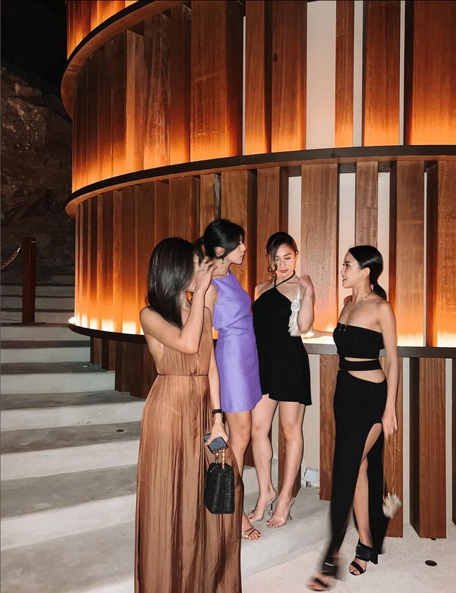Istri dari Indra Priawan Djokosoetono ini tampil seksi dengan mini dress berpotongan halter yang mengekspos punggung. “Mom’s night out,” tulisnya pada caption foto Instagram yang diunggah Jumat (23/9/2022). Foto: Instagram/@nikitawillyofficial94
