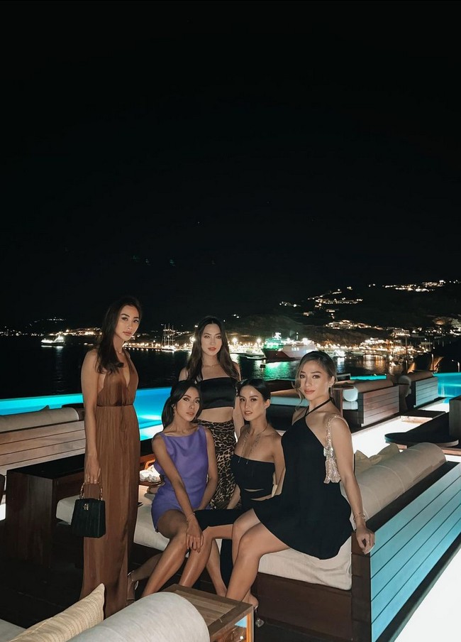 Nikita Willy memadukan mini dress simpel dan minimalis dengan sepatu sandal transparan. Ia juga tampak menenteng tas beraksen glitter. Foto: Instagram/@nikitawillyofficial94