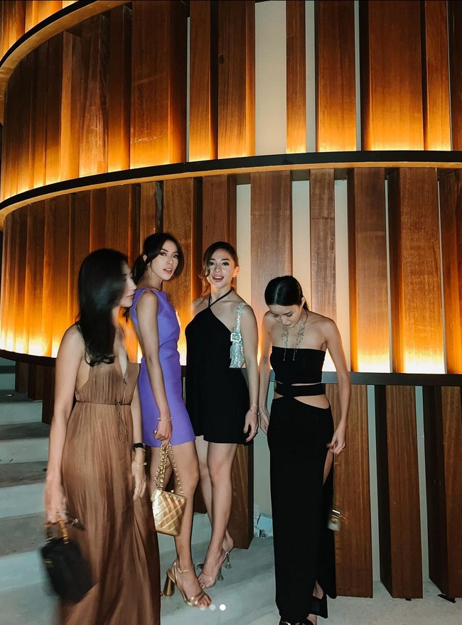 Nikita Willy sempat menghabiskan masa liburannya di Pulau Mykonos, Yunani. Aktris yang baru melahirkan putra pertamanya ini mengunggah beberapa momen saat dia hangout dengan para sosialita Indonesia. Foto: Instagram/@nikitawillyofficial94