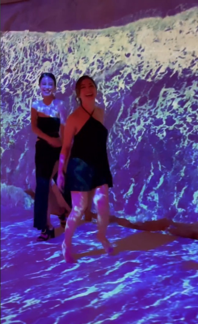 Selain ke restoran mewah, Nikita Willy dan grup sosialita juga mengunjungi sebuah tempat unik. Mereka pun terlihat bersenang-senang sambil berpose di depan animasi bergambar ombak. Foto: Instagram/@nikitawillyofficial94