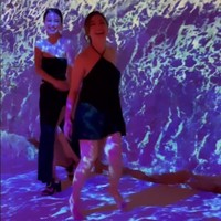 Selain ke restoran mewah, Nikita Willy dan grup sosialita juga mengunjungi sebuah tempat unik. Mereka pun terlihat bersenang-senang sambil berpose di depan animasi bergambar ombak. Foto: Instagram/@nikitawillyofficial94