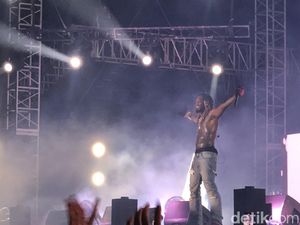 Edan! Offset Panjat Tiang Panggung Hingga Doa Bersama di WTF 2022