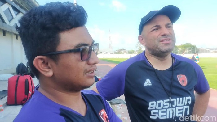 Pelatih PSM Makassar Bernardo Tavares pada sesi wawancara sebelum latihan usai libur panjang