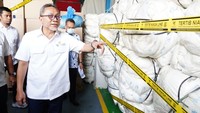 Zulhas menjelaskan, pemusnahan dilakukan terhadap 15 jenis produk impor seperti produk elektronik, produk kehutanan, produk plastik, dan produk pakaian. Importir produk-produk itu tidak memiliki perizinan impor yang dipersyaratkan sesuai dengan Peraturan Menteri Perdagangan (Permendag) Nomor 25 Tahun 2022 tentang Perubahan atas Permendag Nomor 20 Tahun 2021 tentang Kebijakan dan Pengaturan Impor.