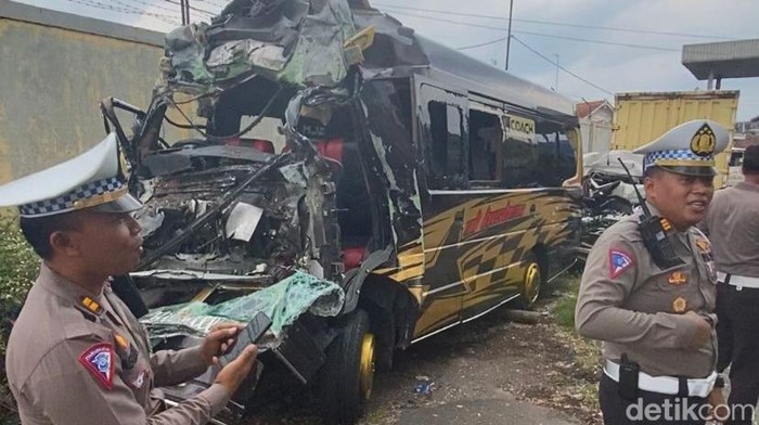 Penampakan minibus yang terlibat kecelakaan di Tol Bawen-Ungaran, Sabtu (24/9/2022).