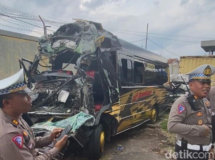 Penampakan minibus yang terlibat kecelakaan di Tol Bawen-Ungaran, Sabtu (24/9/2022).