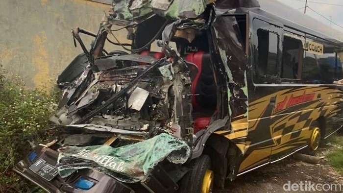 Penampakan minibus yang terlibat kecelakaan di Tol Bawen-Ungaran, Sabtu (24/9/2022).